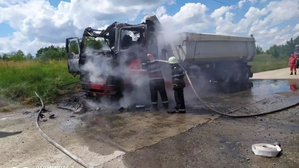 Un TIR a luat foc pe șoseaua de centură a orașului Giurgiu