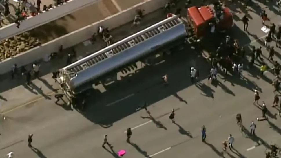 VIDEO Un camion a încercat să treacă printre protestatarii din Minneapolis