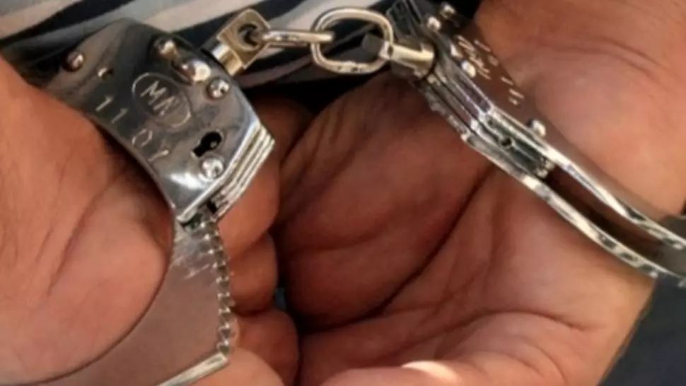 Profesor din Argeș, reținut după ce ar fi sărutat o elevă de 13 ani pe holul școlii