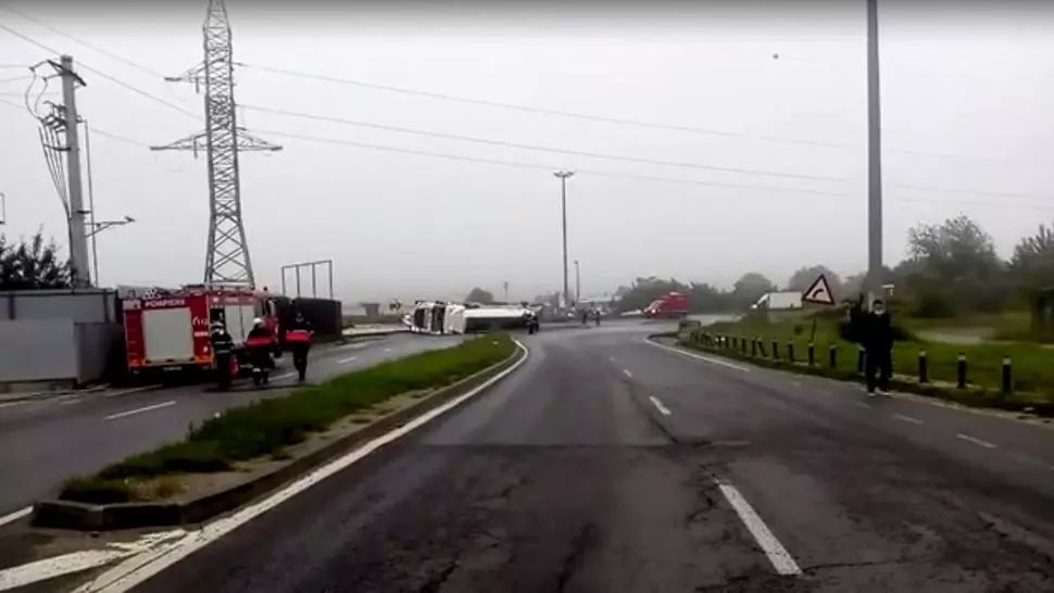 VIDEO - O cisternă încărcată cu combustibil s-a răsturnat, pe A1. Cozi kilometrice la intrarea în Pitești