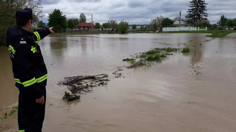 VIDEO Ploile și apele ieșite din matcă au provocat inundații în întreaga țară