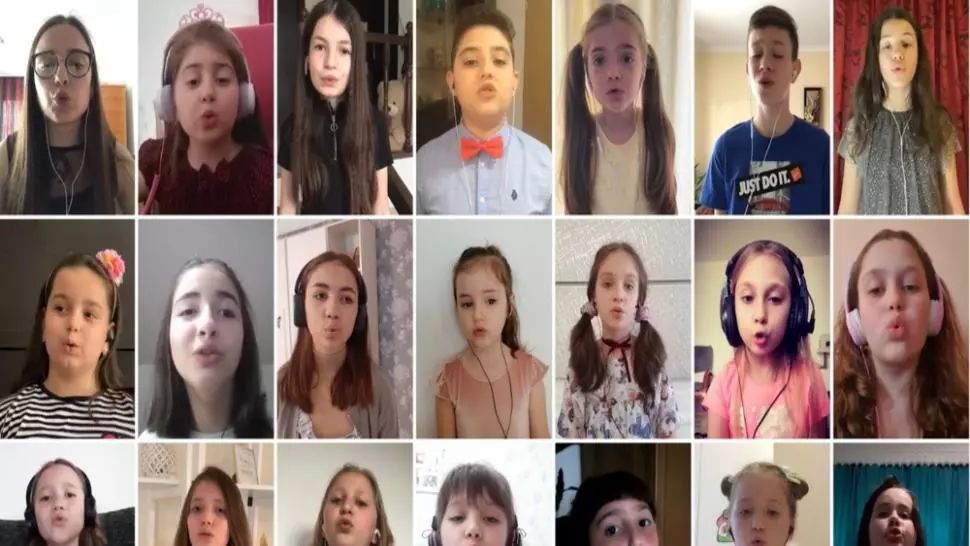 VIDEO Imagini emoționante. 21 de copii au cântat din izolare „Deschideți poarta soarelui” 