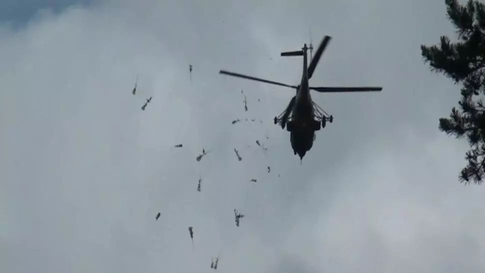 VIDEO/ Trei elicoptere militare au lansat flori deasupra Spitalului Județean Suceava 