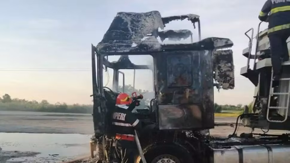 Autotren cuprins de flăcări într-o parcare din Lehliu Gară