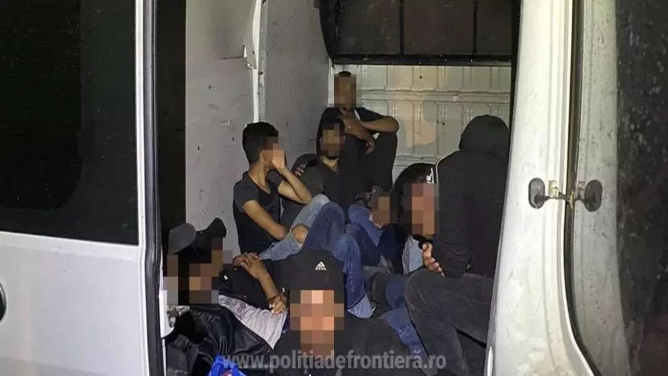 Satu-Mare: Două călăuze și 33 de cetățeni din Siria, Somalia și Libia opriți la frontiera cu Ungaria