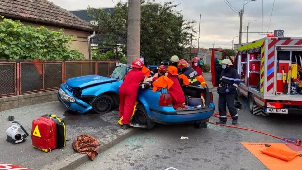 FOTO/ Joia neagă pe șoselele din țară. Trei persoane au fost rănite după ce o mașină s-a rupt în două, în Cluj