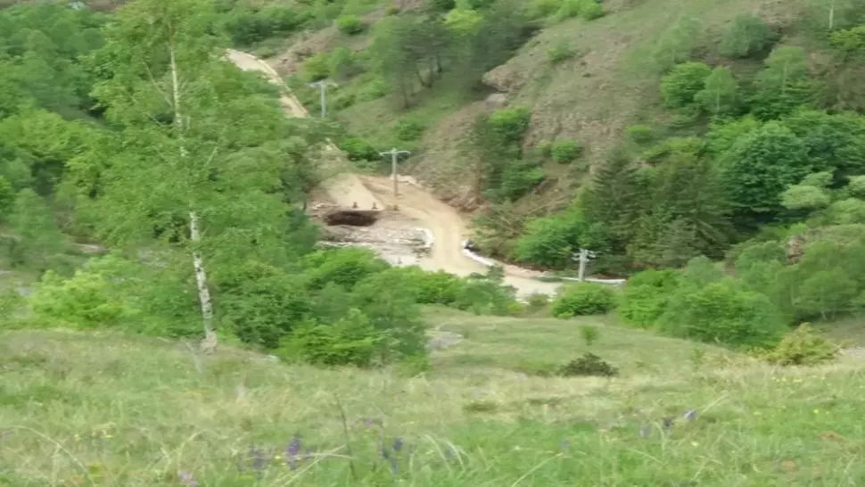 Dorel lovește din nou! Drum proiectat peste rețeaua de electricitate, în județul Alba