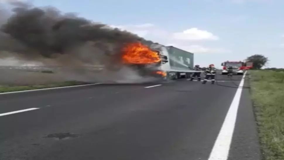 VIDEO/ TIR în flăcări pe DN22C, trafic blocat
