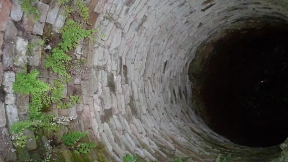 Descoperire macabră în Prahova: Cadavrul unui tânăr, găsit într-o fântână