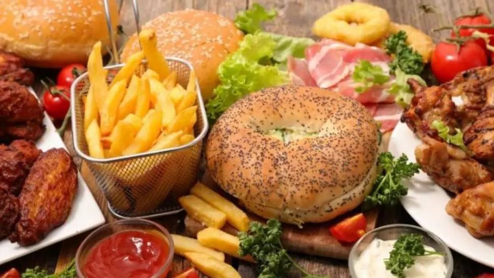 MIZERIE de nedescris la un Fast-Food din Ploiești. Zeci de nereguli descoperite de autorități