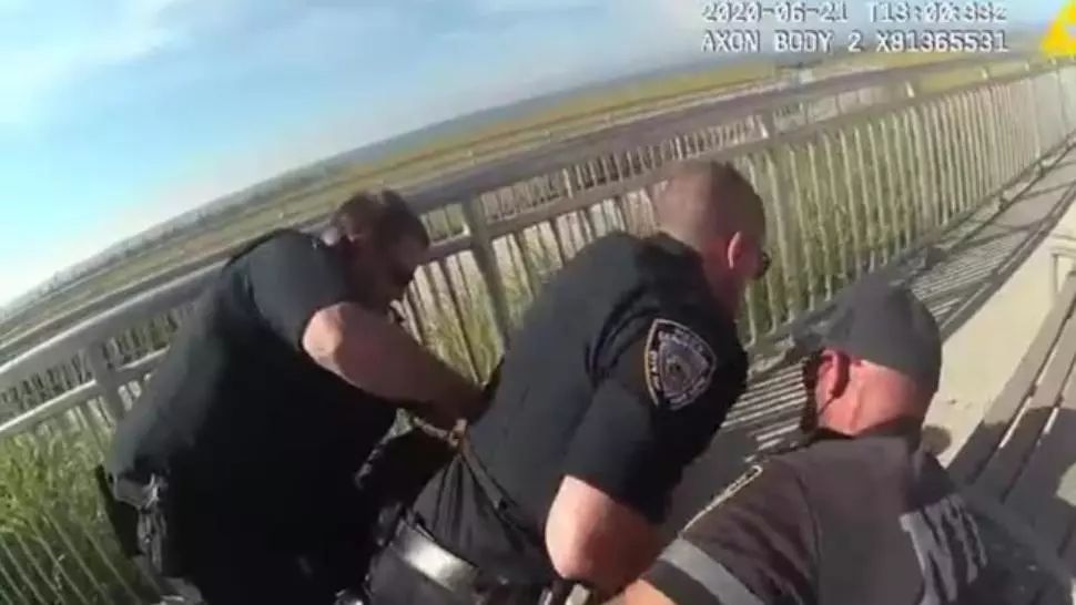 VIDEO Un alt „caz Floyd”. Un ofițer de poliție din New York, arestat după o imobilizare prin strangulare