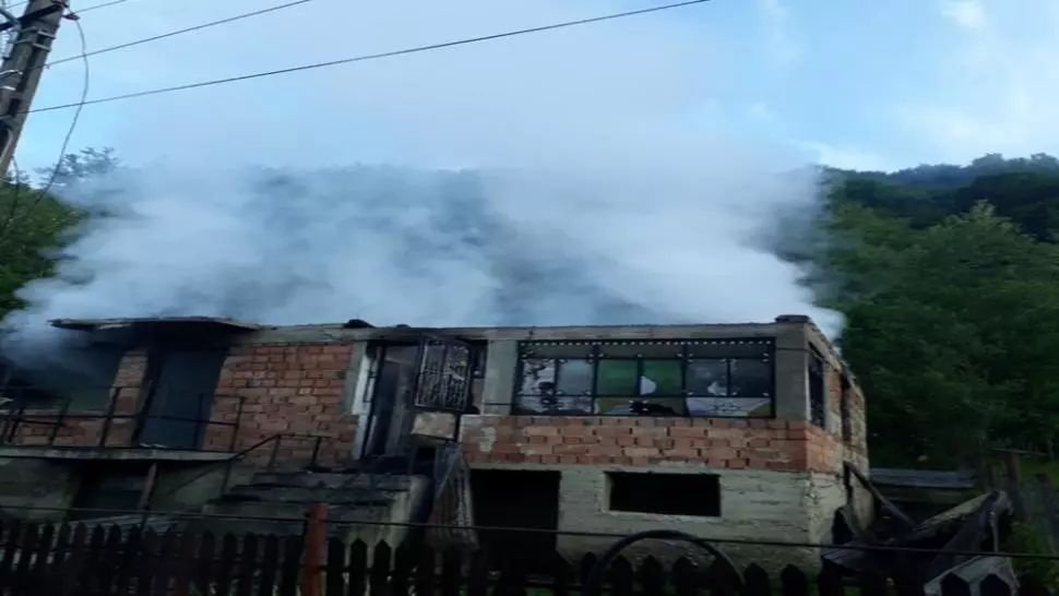 Un bărbat a ars în propria locuință, căreia i-ar fi dat foc intenționat 