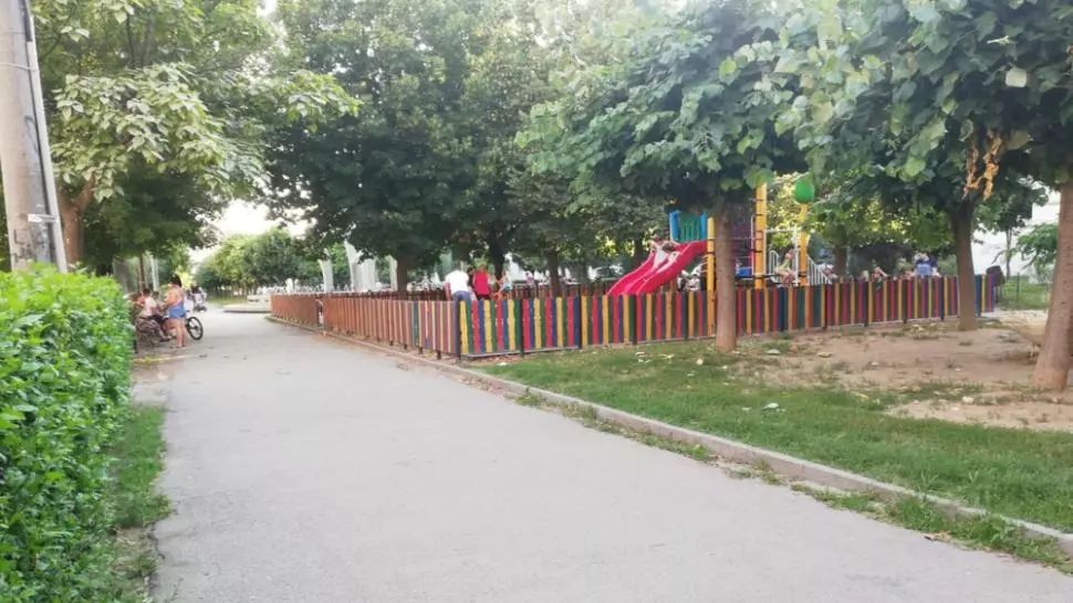 Părinții și bunicii ignoră regulile: locurile de joacă din Craiova sunt pline de copii