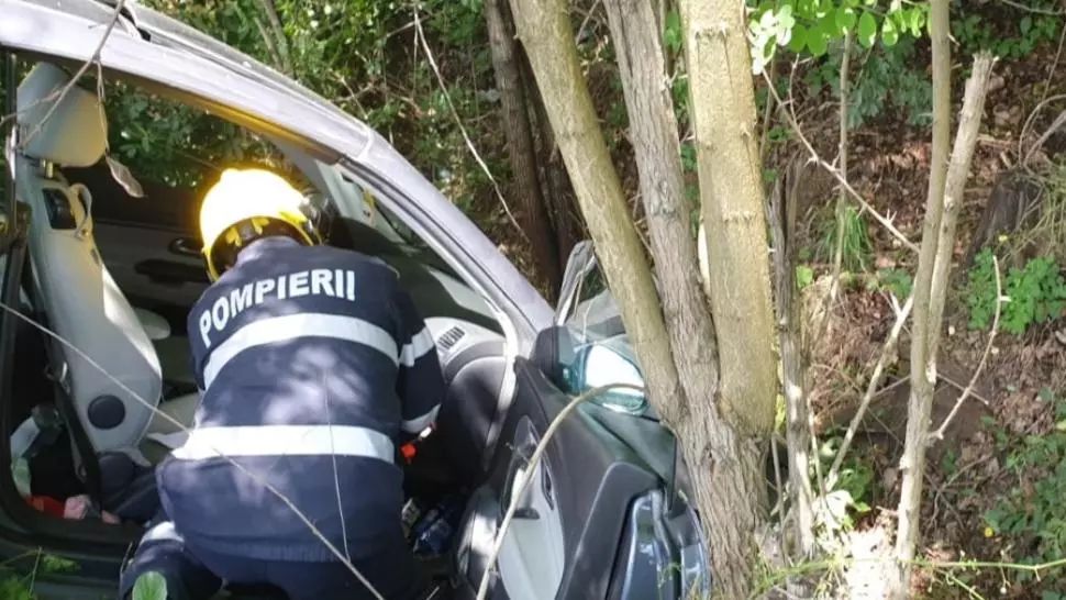 Foto | Accident spectaculos pe DN 72. Două persoane transportate la spital
