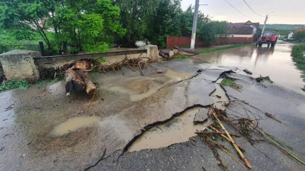 FOTO Inundațiile au făcut prăpăd în județul Brașov, drumuri rupte și gospodării calamitate