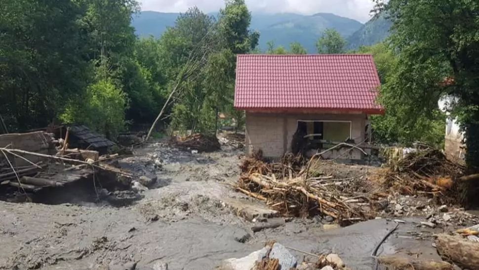 FOTO-VIDEO Ministrul Marcel Vela, deplasare de urgență în Valea Jiului după dezastrul produs de inundații