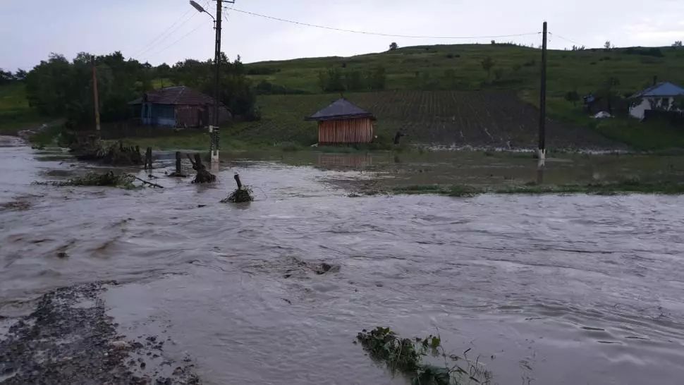 VIDEO Pompierii suceveni, misiuni de evacuare a apei în Sucevița, Siret și Vatra Dornei 