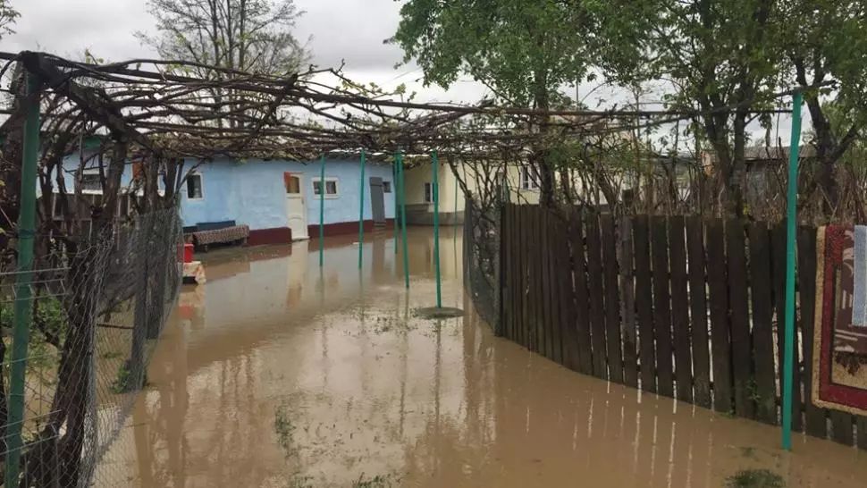 Inundațiile au făcut prăpăd în țară: șosele înghițite de ape, oameni evacuați