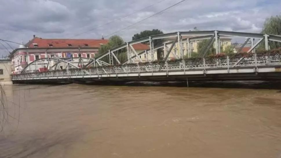 VIDEO Situație critică în Banat. La Lugoj, a cedat un dig. Apele au depășit nivelul din 2005. Ministrul Marcel Vela vizitează zona