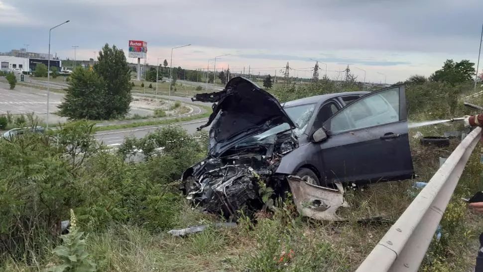 FOTO Accident pe podul de pe centura Ploiești: Șoferița a fost transportată la spital