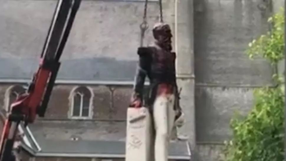 O statuie a lui Leopold al II-lea al Belgiei, dată jos la Bruxellles de protestatari antirasism 