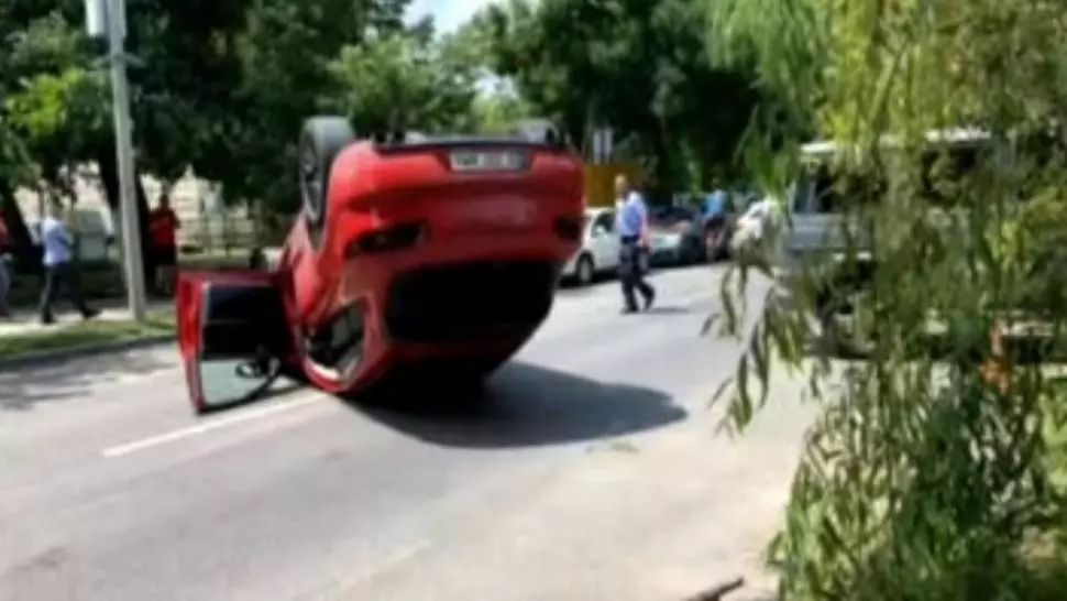 Accident grav, în Capitală: mașina în care era iubita lui Ciro Castellano s-a răsturnat 