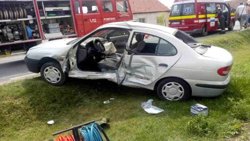 Accident grav, în Timiș: microbuz cu persoane, impact violent. Elicopterul SMURD, solicitat