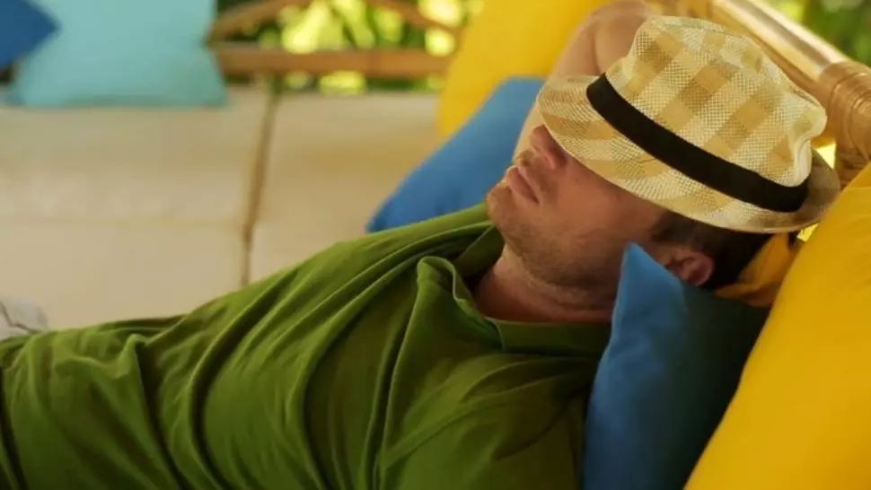 A adormit în grădină. Când s-a trezit, i-a stat inima în loc! Ce avea bărbatul pe burtă