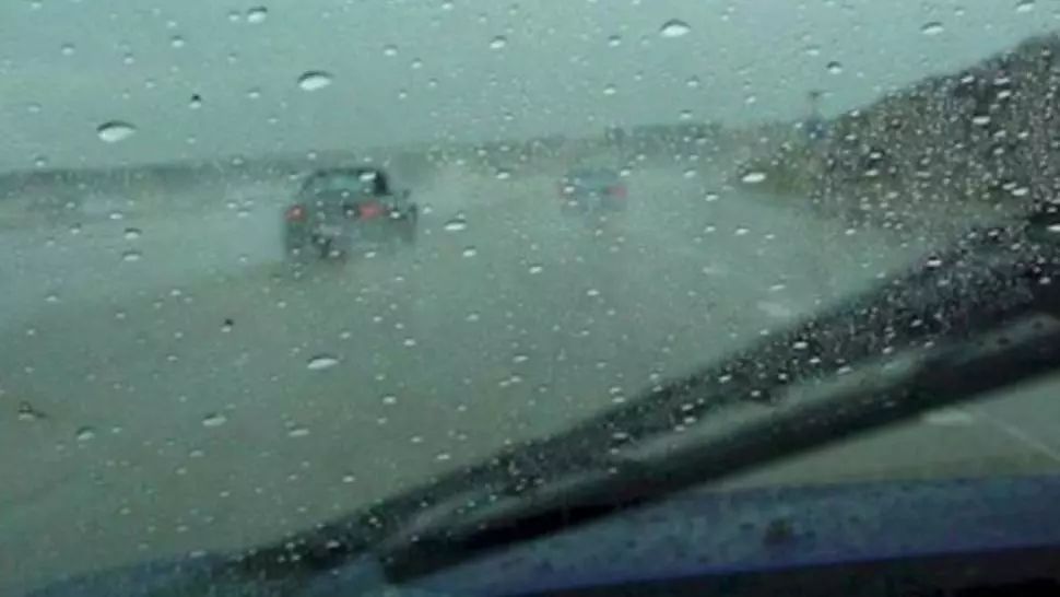 Ciclonul care traversează România a atins intensitatea maximă la Deva. Alertă pe Autostrada Deva - Râmnicu Vîlcea