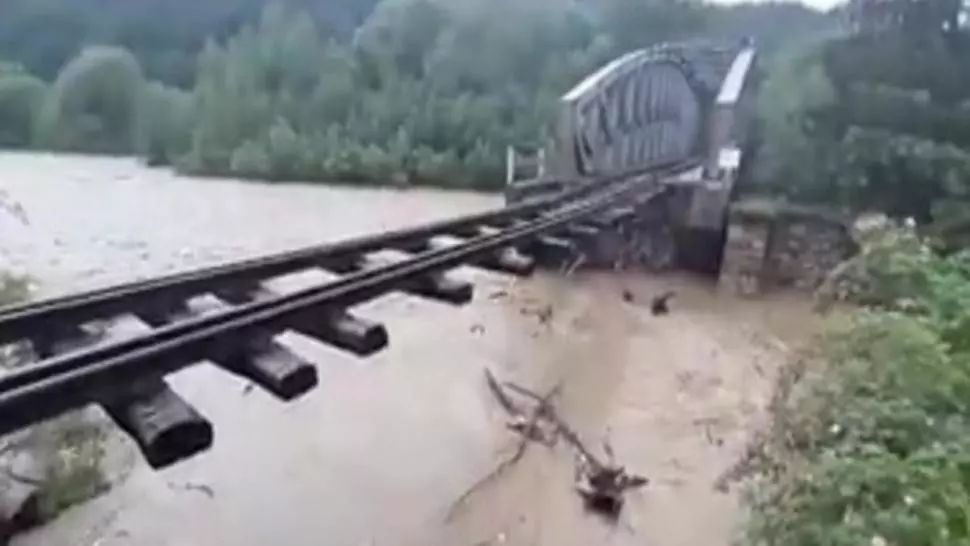 Panică în jud. Suceava. Un pod feroviar a fost luat de ape