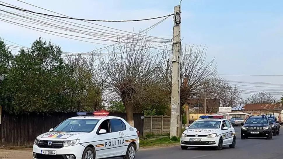 Dolj: Amendat după ce a organizat un târg de cai. Zeci de persoane prezente nu respectau măsura distanțării