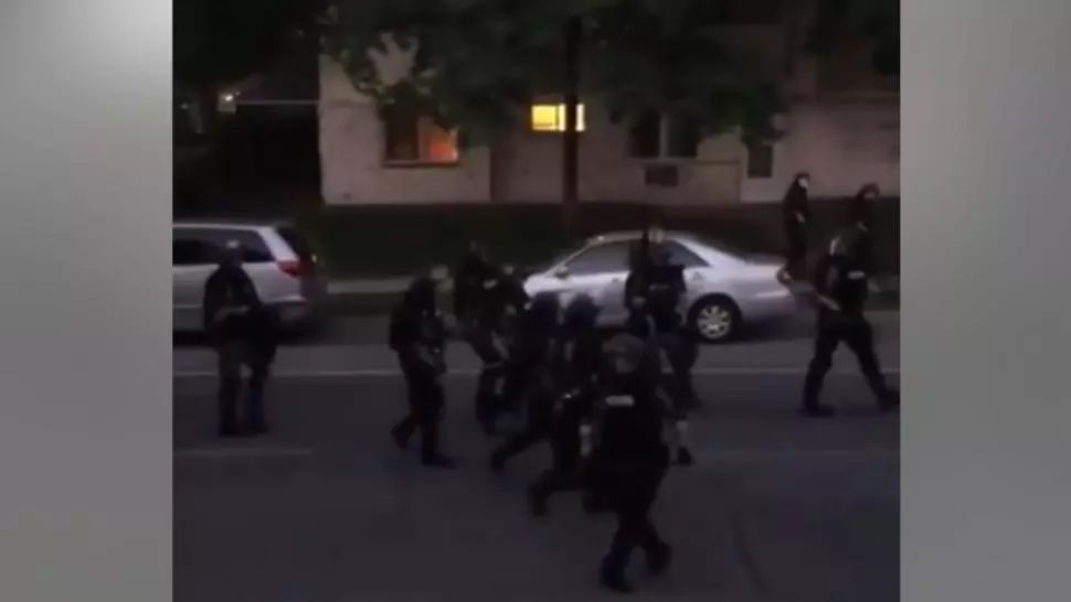 VIDEO PROTESTE ÎN SUA Polițiștii au tras cu gloanțe de cauciuc în oameni care-i filmau din propriile case