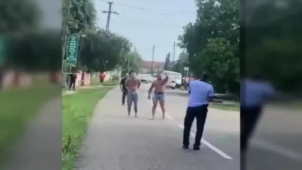 VIDEO Incident șocant, polițiști din Gorj, nevoiți să scoată pistoalele pentru a se feri de bătăuși