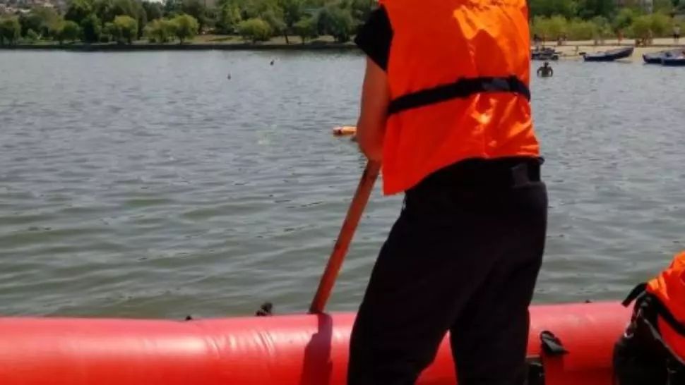 Descoperire macabră într-un lac din Tulcea, cadavrul unei femei cu un sac de pietre legat de gât