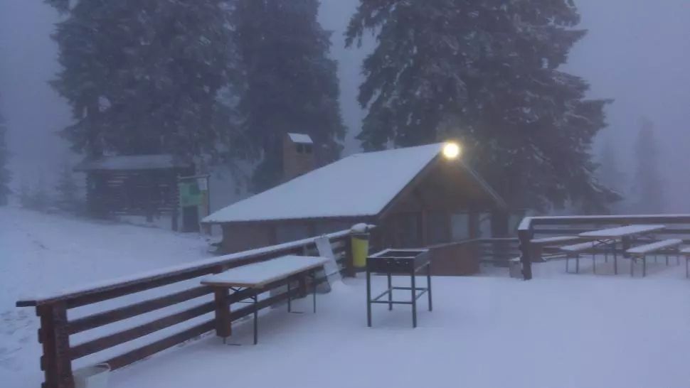 VIDEO Prima ninsoare de vară la cabana Postăvaru din Poiana Brașov