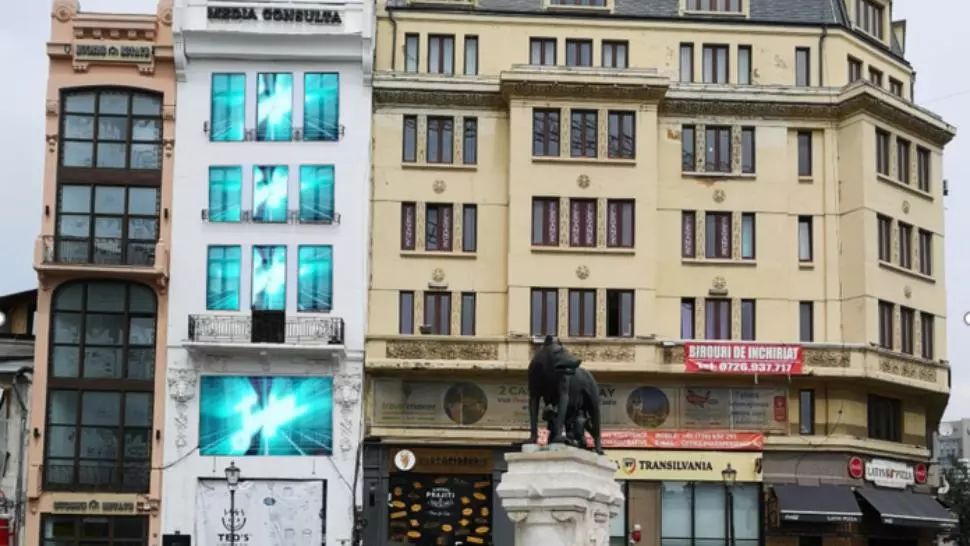 Explozie de culoare pe faţada istoricei clădiri "Casa cu Lei" (P)