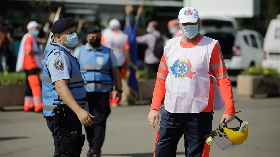 Protestul ambulanțierilor din fața Parlamentului nu a mai avut loc. Chemați la discuții cu Marcel Ciolacu