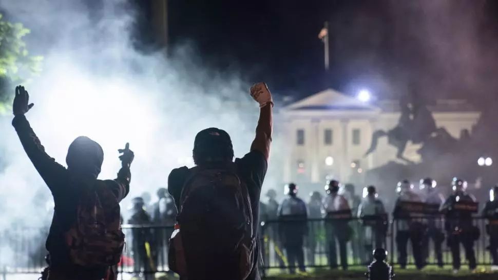 Bărbat împușcat mortal în SUA, în timpul protestelor pro și anti Trump