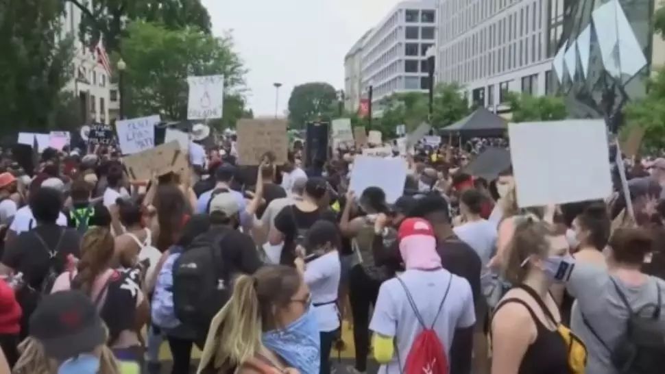 Demonstrații masive în Washington. Mii de protestatari, în stradă. Peste 43.000 de membri ai Gărzii Naționale, mobilizați 