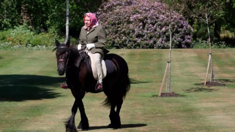 FOTO Prima apariție a reginei Ellisabeta a II-a după izolarea COVID. Primul lucru pe care l-a făcut