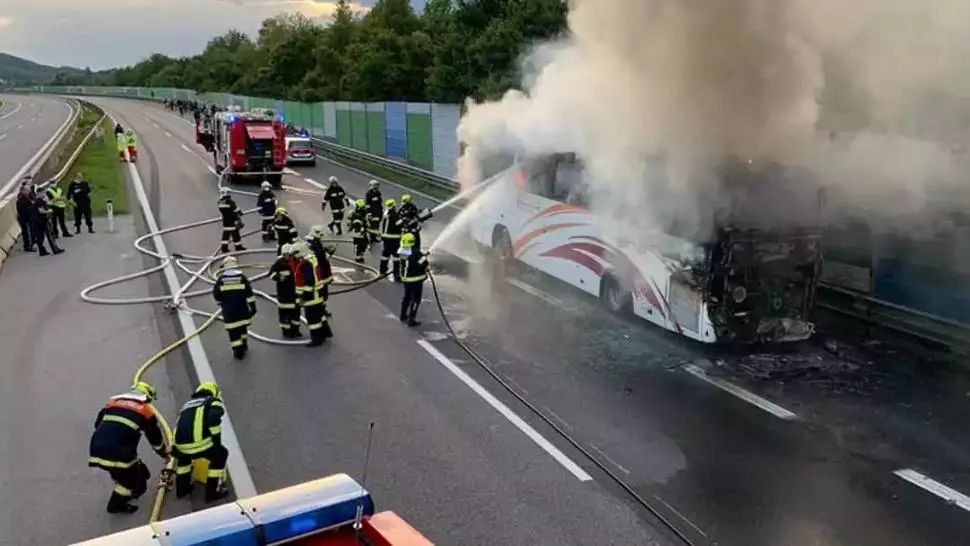 Anunț MAE despre românii implicați în accidentul rutier din Austria, după ce autocarul s-a făcut scrum