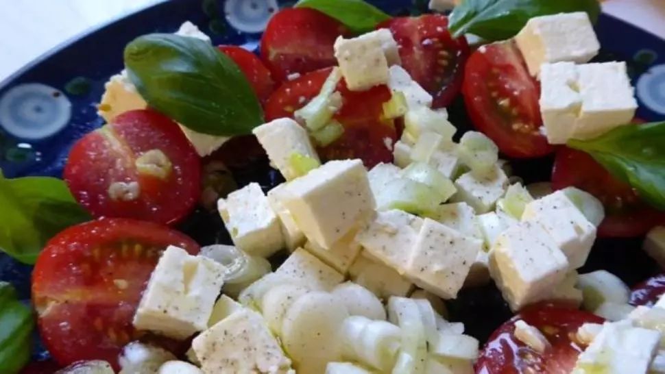 Brânza cu roşii, un deliciu. Cât de periculoasă este combinația de vară preferată?