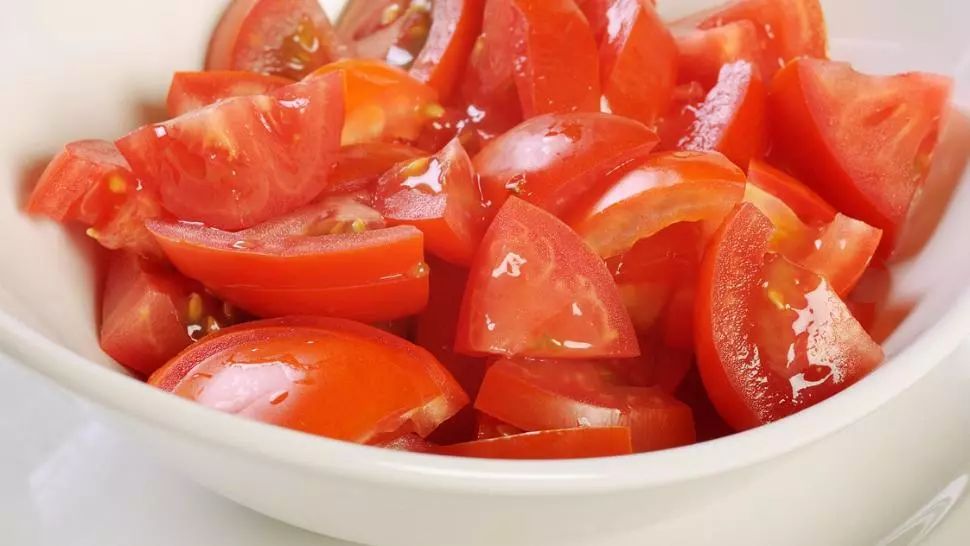 Acest ingredient adăugat în salata de roşii îi va schimba complet gustul! Cine s-ar fi gândit?