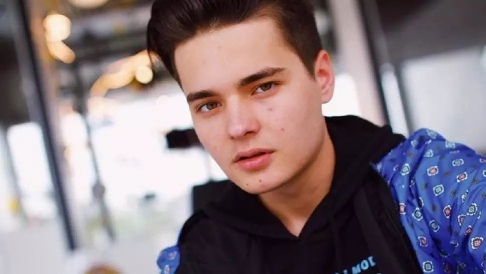 VIDEO - Selly a fost amendat pentru o petrecere ilegală. Vloggerul care militează pentru reforma în educație a petrecut cu maneliști celebri, într-o vilă, la Snagov