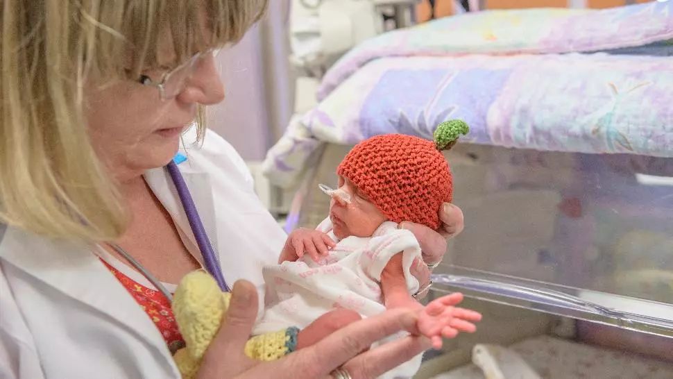 Dacă ei pot, atunci și noi putem. Lecția pe care micii supraviețuitori ne-o dau, în plină pandemie, și cât de simplu e să-i ajutăm să trăiască