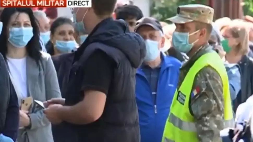 FOTO Cozi infernale la Spitalul Miliar, pacienți umiliți din cauză triajului epidemic