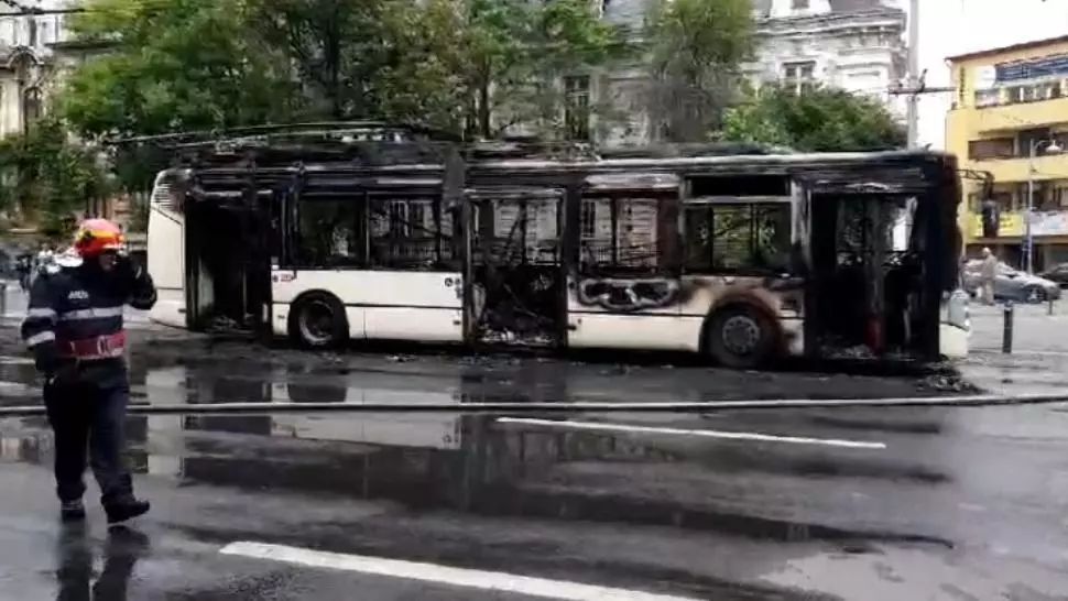 Incident șocant, în Capitală: un troleibuz cu călători a luat foc în mers