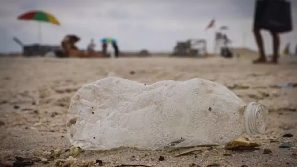 Mesaj șocant, ascuns într-o sticlă, pe plajă. Credea că e nisip, dar înăuntru era ceva terifiant!