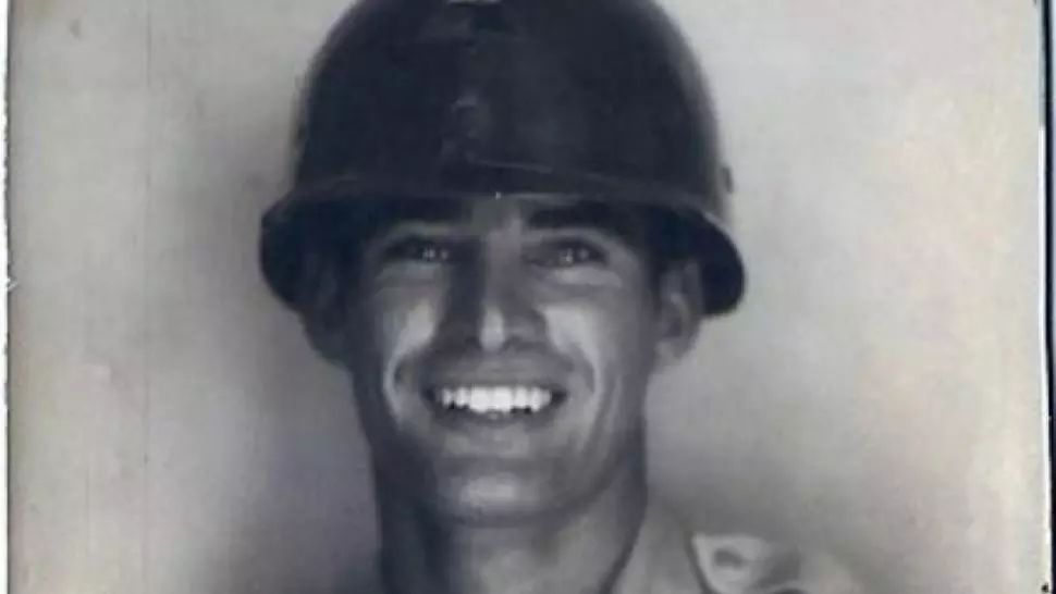 Femeile şi-au ieşit din minţi după ce au văzut această poză. Cine este soldatul misterios