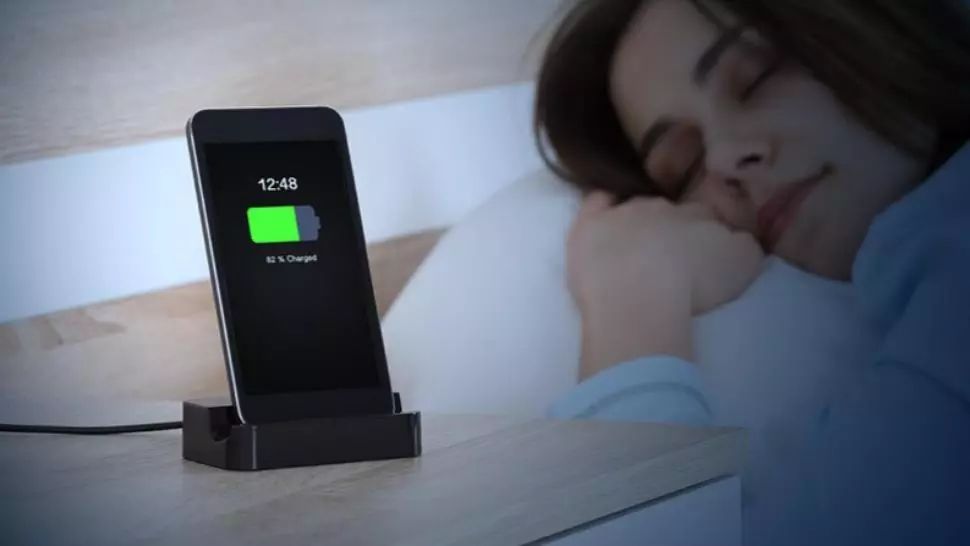 De ce să nu-ți lași telefonul la încărcat peste noapte